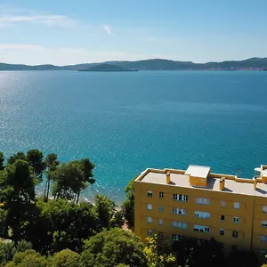 Caisa Classic Beachfront Apartment